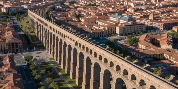 Acueducto de Segovia, una maravilla de la ingeniería romana en España.