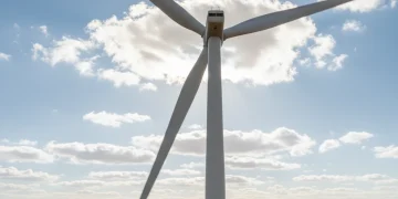 España: 75% Electricidad Renovable para 2026 - Un Hito Energético Palas de aerogenerador girando, representando la energía eólica en España.