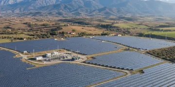 Granja solar en el paisaje español, reflejando la inversión en energía solar de 5.000 millones.