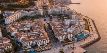 Paisaje costero español al atardecer, simbolizando nuevas oportunidades de inversión en turismo.