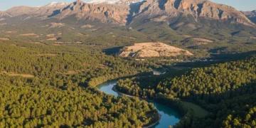 Paisaje natural español protegido con montañas, bosques y río